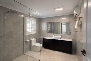 Secadora de cabello, toallas, shampoo, papel de baño 