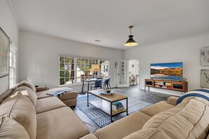 Living area - World Cup Exclusive Buckhead estate with private pool (Atlanta)