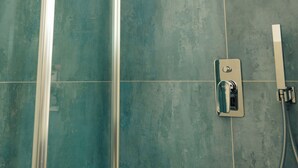 A bathroom with a shower, a towel rack, and a control panel. - Saludu Boutique (Porto Torres)