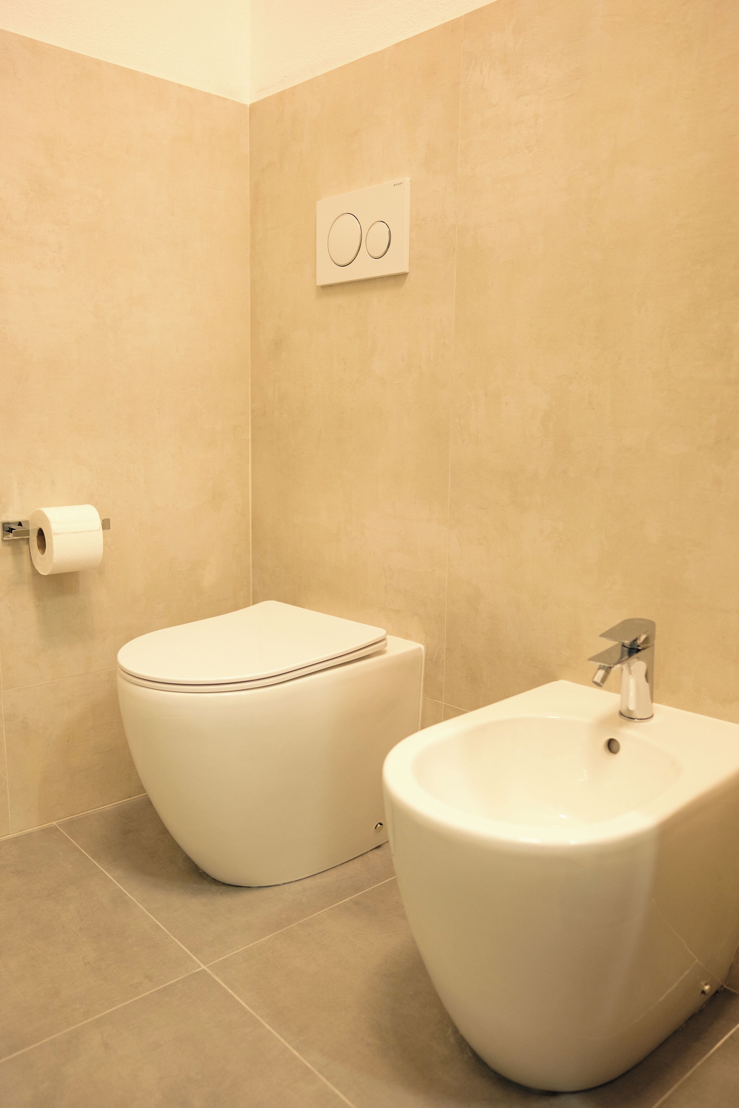 Une salle de bain avec des toilettes et un lavabo.