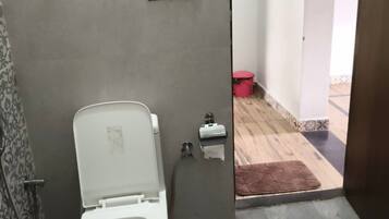 Villa | Salle de bain | Douche, savon, shampooing