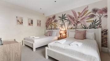 6 bedrooms, desk, iron/ironing board, WiFi