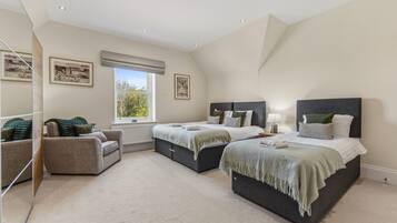 6 bedrooms, desk, iron/ironing board, WiFi