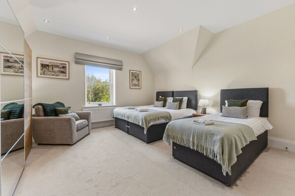 6 bedrooms, desk, iron/ironing board, WiFi