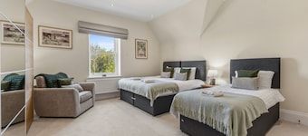 The Harrogate Celebration House | Sleeps 19 | Karaoke Bar and Hot Tub