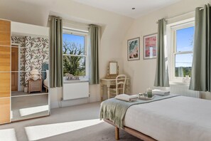 6 habitaciones, escritorio, tabla de planchar con plancha y wifi 