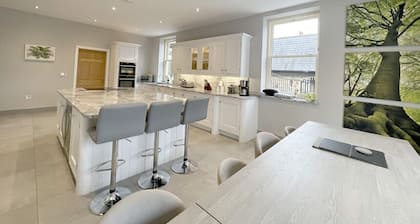 The Harrogate Celebration House | Sleeps 19 | Karaoke Bar and Hot Tub