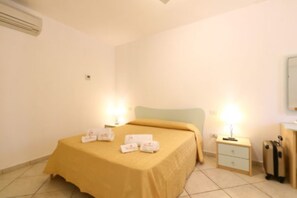 Apartment | Living room - Studio for Couples in Capo Vaticano With Pool (Ricadi)