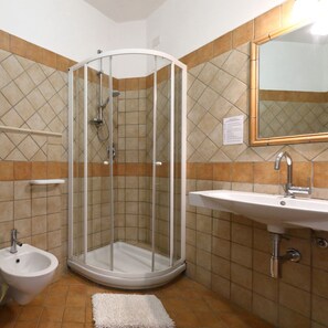 Apartment | Bathroom | Towels - Studio for Couples in Capo Vaticano With Pool (Ricadi)
