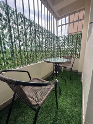 Outdoor dining - Cozy apartment in  Nairobi with ample parking free WiFi and ambient environment (Nairobi)