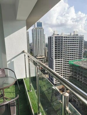 Outdoor dining - New 2 Besrooms in Westlands Near GTC on 20th topfloor with a spectacular view (Nairobi)
