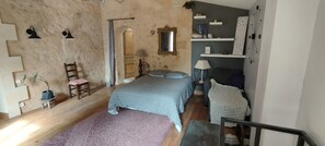 3 Schlafzimmer, Schreibtisch, Bügeleisen/Bügelbrett, Reisekinderbett