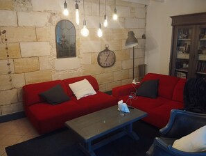 Fernseher, Kamin, Bücher
