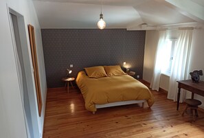 3 chambres, bureau, fer et planche à repasser, lit parapluie