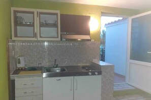 Fridge, stovetop, dining tables - Apartments Kamaki - One Bedroom Apartment with Terrace and Sea View (Gradac)