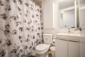 Room | Bathroom - North Suites - Downtown Toronto (Toronto)