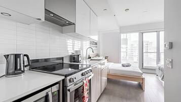 Deluxe-Studiosuite, Stadtblick | Eigene Küche