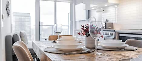 Chambre majestueuse, balcon, vue sur la ville | Repas dans la chambre