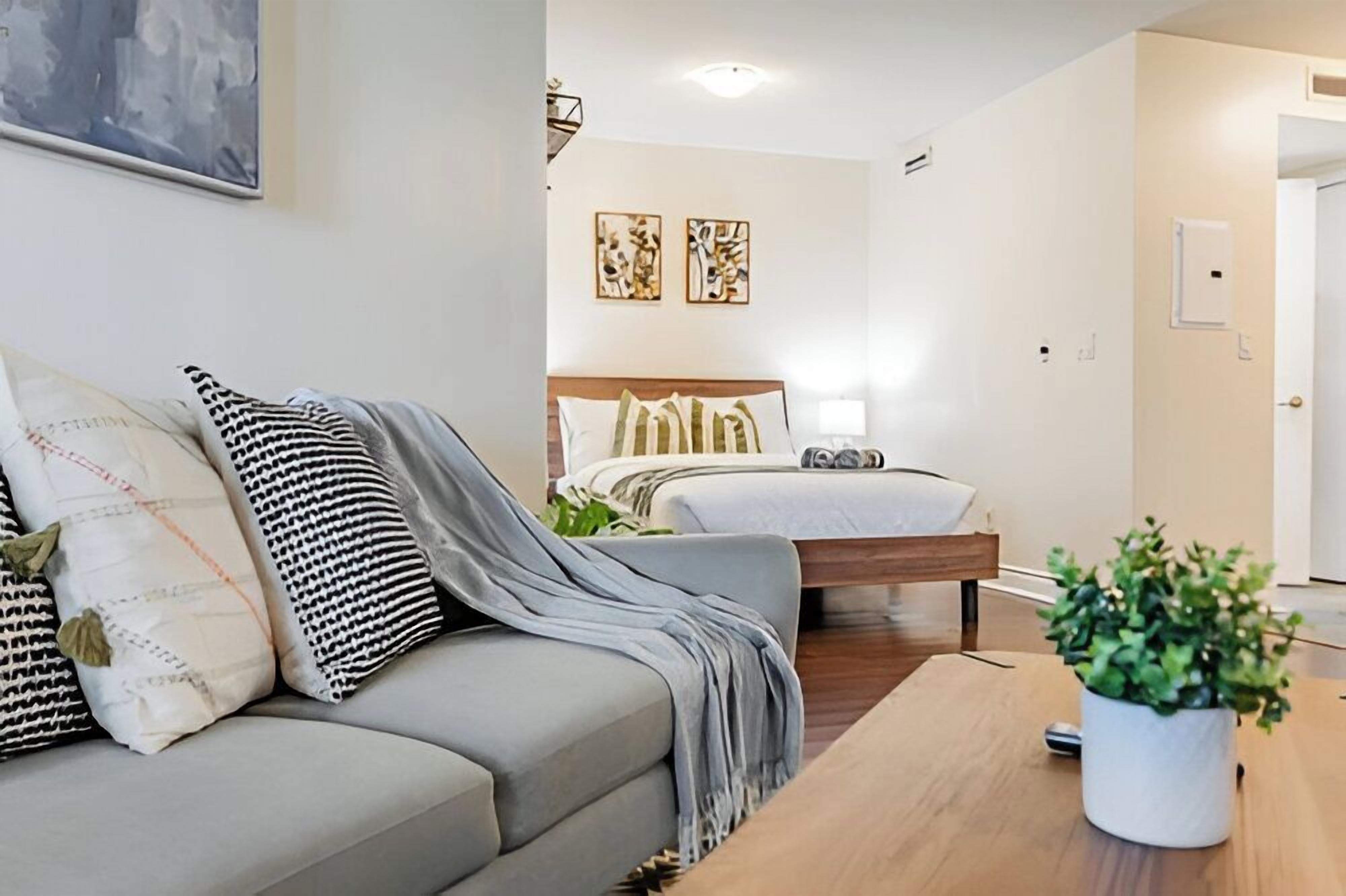 Signature Suite, 1 Bedroom, Balcony, City View | Living area