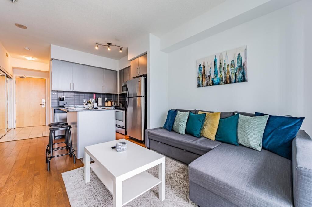 Classic Suite, City View | Living area