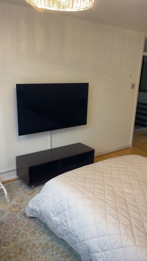1 habitación, tabla de planchar con plancha y ropa de cama 