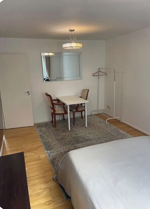 1 bedroom, iron/ironing board, bed sheets - London Luxury Room - Flat share (London)