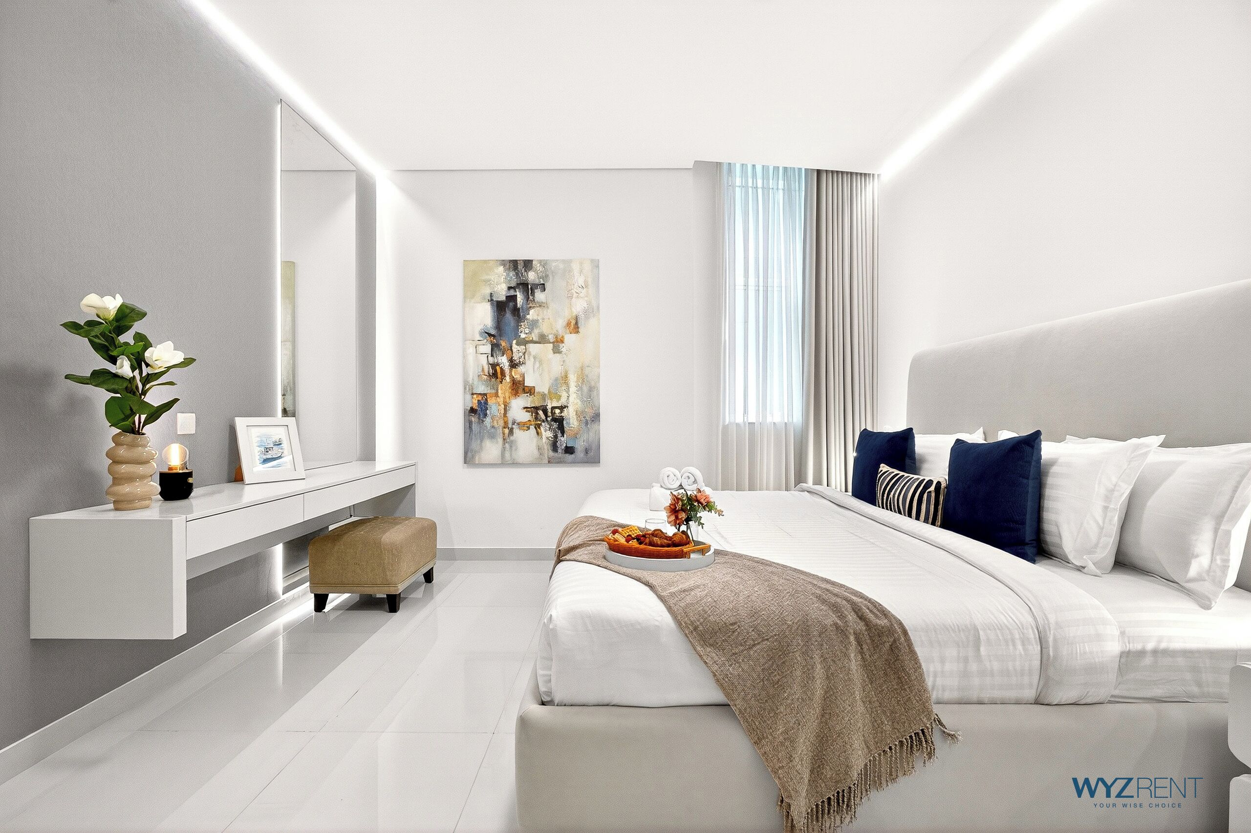 Quarto moderno com uma cama grande, mesa de cabeceira, espelho e uma obra de arte na parede.