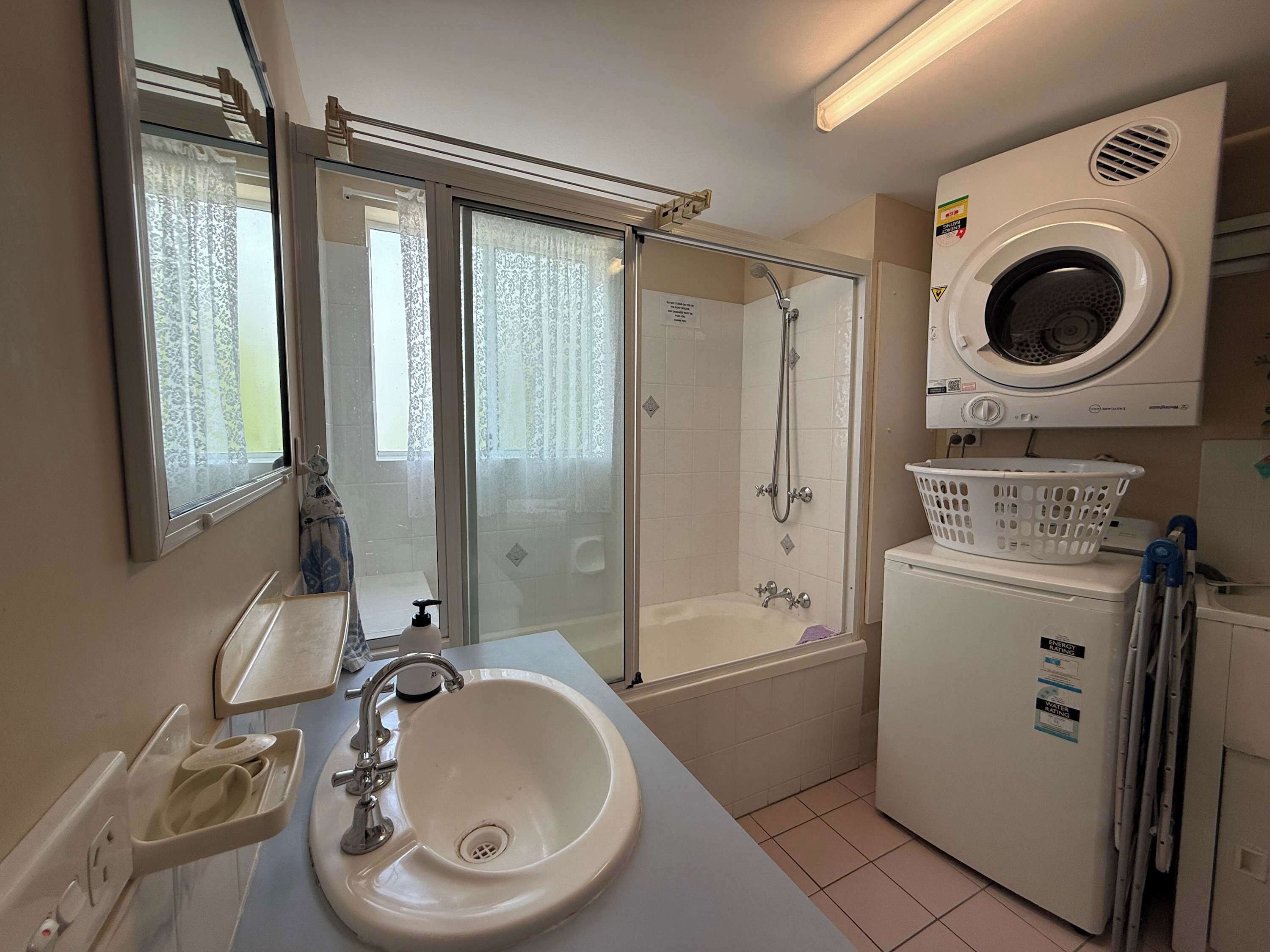 Shower, towels, shampoo