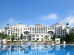 Hồ bơi ngoài trời 