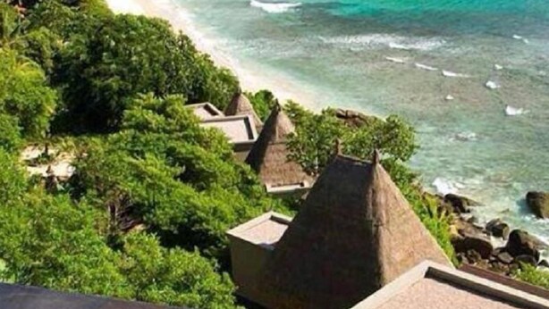 A coastal view with a beach, clear turquoise waters, and lush greenery. - Vinpearl Resort And Spa Ha Long (Ha Long)