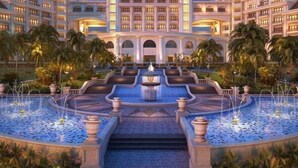 A grand hotel with a central fountain, multiple balconies, and lush landscaping. - Vinpearl Resort And Spa Ha Long (Ha Long)