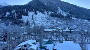 A snow-covered village with houses and a mountain in the background. - The Riviera Hotel Pahalgam (Pahalgam)