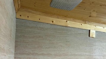 Deluxe Room | Bathroom