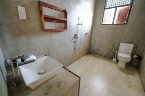 Deluxe Double Room | Bathroom - LUMINARA SKY LOUNGE (Ahangama)