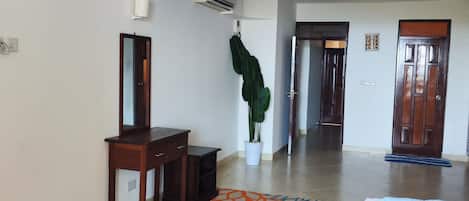 2 habitaciones, tabla de planchar con plancha, internet y ropa de cama