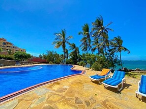 Pool - Spacious  2 Bedroom Beach View Apartment in Mombasa (Mombasa)