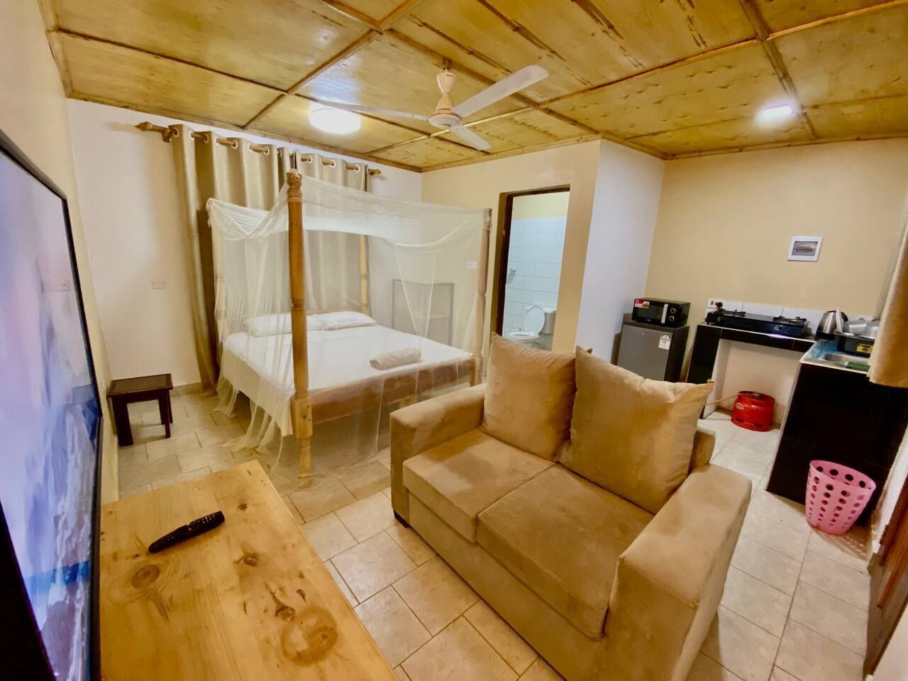 Deluxe Studio Suite | Living area