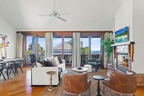 Smart TV, offices - Spanish Villa| Sleeps 12 (Jacksonville Beach)