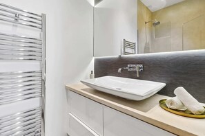 Douche, sèche-cheveux, serviettes fournies, shampoing