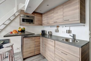 Microwave, stovetop, dishwasher, coffee/tea maker - Elegant Loft Studio - Heart of Le Marais (Paris)