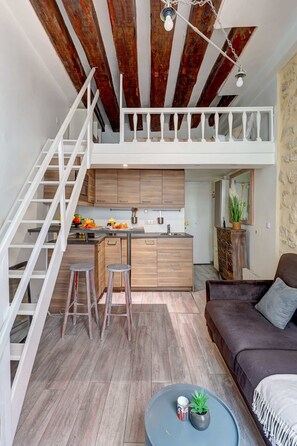 TV, offices - Elegant Loft Studio - Heart of Le Marais (Paris)