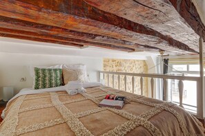 1 bedroom, desk, iron/ironing board, travel cot - Elegant Loft Studio - Heart of Le Marais (Paris)