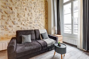 TV, offices - Elegant Loft Studio - Heart of Le Marais (Paris)