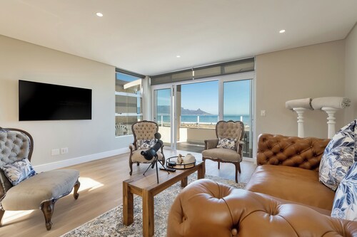 Elegant Coastal Luxury Villa Near Cape Town | Walk to Beach & Dining, sleep 6, 