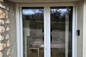 Exterior detail - Green Parrot" residence (Château-Landon)