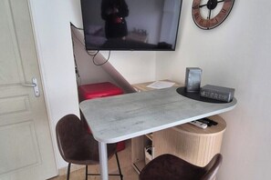 Interior - Green Parrot" residence (Château-Landon)