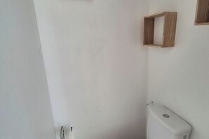 Bathroom - Green Parrot" residence (Château-Landon)