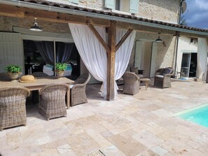 Outdoor dining - Gîte 7 persons private pool (Savignac-les-Églises)