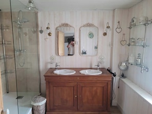 Bathroom - Gîte 7 persons private pool (Savignac-les-Églises)