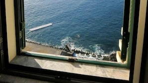A window view of the ocean with a clear sky. - Superior Rentals - Beachfront Penthouse (free parking) (Funchal)